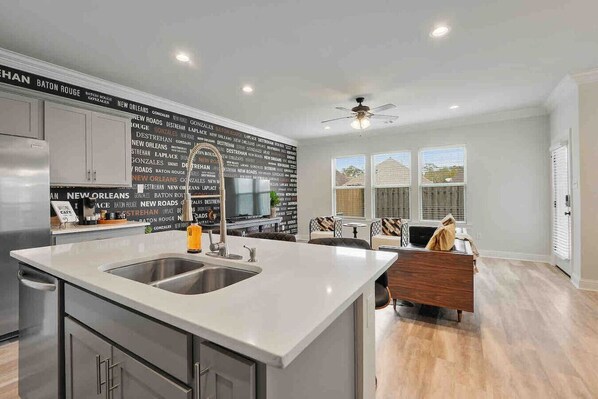 冷蔵庫、電子レンジ、オーブン、コンロ