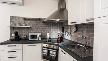 Refrigerador, microondas, horno y parrilla de estufa