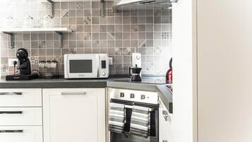 Køleskab, mikrobølgeovn, ovn, kogeplade