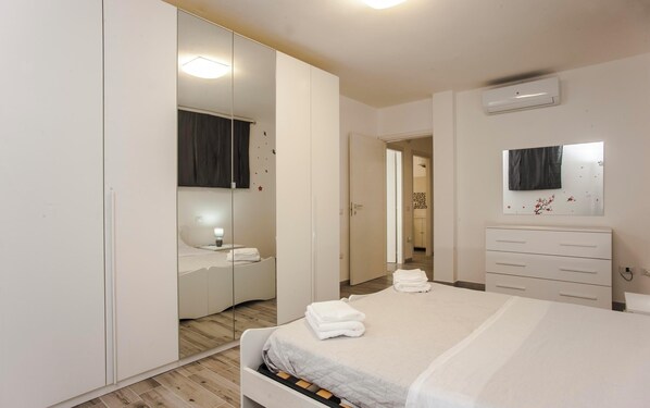 2 bedrooms, iron/ironing board, free WiFi, bed sheets