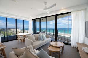 Apartamento, 2 habitaciones, frente al mar (High Floor) | Zona de estar | Smart TV de 100 cm con canales digitales, una televisión