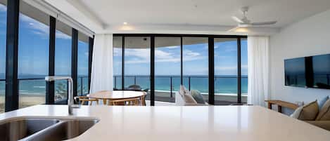 Appartement, 2 slaapkamers, aan zee (High Floor) | Woonruimte | Een 100-cm smart-tv met digitale zenders, televisie en een dvd-speler