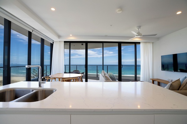 Lägenhet - 2 sovrum - vid havet (High Floor) | Vardagsrum | 100-centimeters smart-tv med digitalkanaler, tv och dvd-spelare