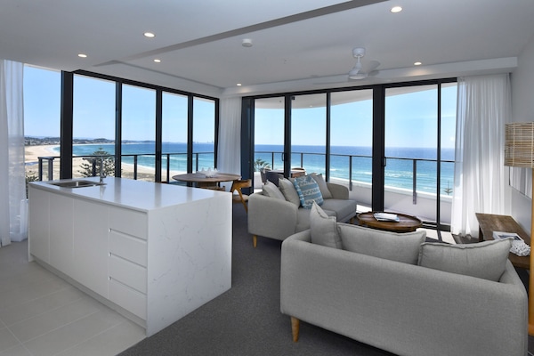 Full-sized fridge, microwave, oven, stovetop