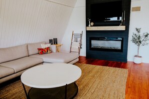 Smart TV, fireplace, video games - Beaver Lake Black Barn (Garfield)