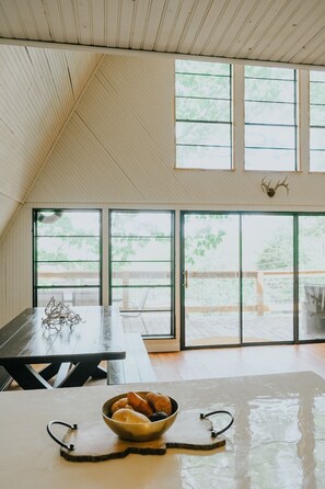 Dining - Beaver Lake Black Barn (Garfield)