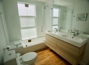 Suihkun ja ammeen yhdistelmä, pyyhkeet, saippua, vessapaperi