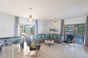 Vila, 4 quartos, piscina particular, vista para o oceano | Sala de estar | TV de tela plana