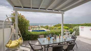 Vila, 3 quartos, piscina particular, vista para o jardim | Opções para refeição ao ar livre