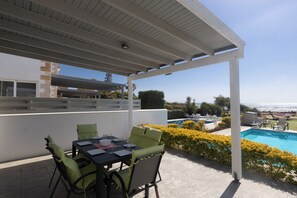 Vila, 3 quartos, piscina particular, vista para o jardim | Terraço/pátio