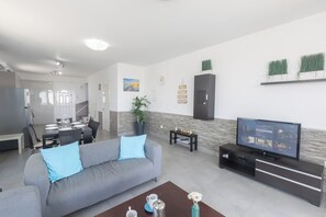 Vila, 3 quartos, piscina particular, vista para o jardim | Sala de estar