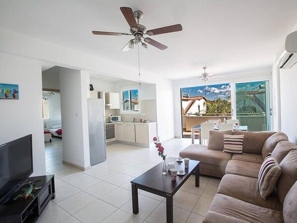 Apartment, 2 Schlafzimmer, Balkon | Wohnzimmer