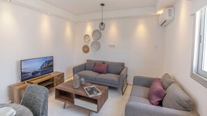Appartement, 2 chambres, balcon, vue océan | Salle de séjour