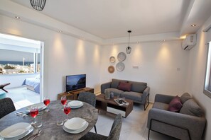 Apartment, 2 Bedrooms, Balcony, Ocean View | Dining