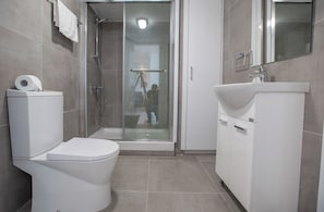 Departamento, 2 habitaciones, balcón, vista al océano | Baño