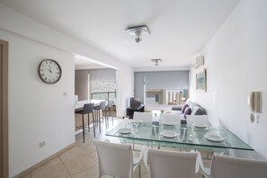 Apartment, 3 Bedrooms, Balcony, Ocean View | Living area
