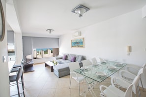 Apartment, 3 Bedrooms, Balcony, Ocean View | Living area