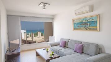 Apartment, 3 Bedrooms, Balcony, Ocean View | Living area