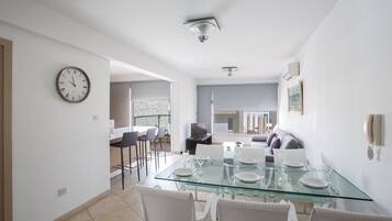 Apartamento, 3 quartos, sacada, vista para o oceano | Área de estar