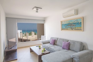 Apartment, 3 Bedrooms, Balcony, Ocean View | Living area