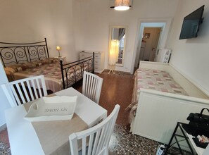 1 bedroom, travel cot, bed sheets - "Al 171 Family Suite Studio " (Rome)