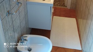 Apartment, 1 Bedroom, City View | Bathroom amenities | Soap, shampoo - "Al 171 Family Suite Studio " (Rome)