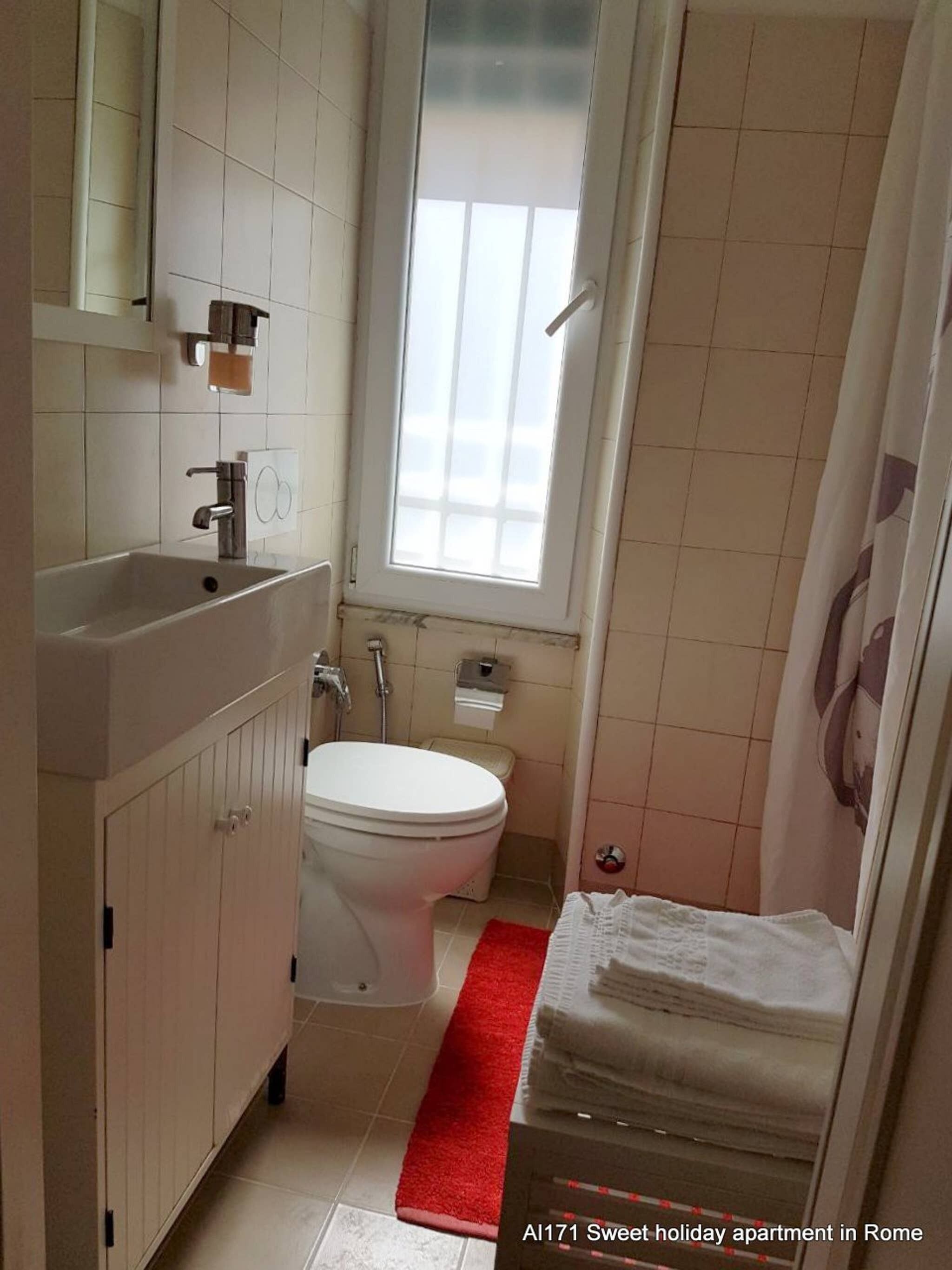 Apartment, 1 Bedroom | Bathroom | Combined shower/tub