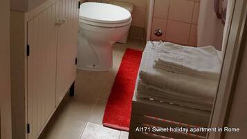 Apartment, 1 Bedroom | Bathroom | Combined shower/tub