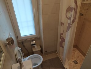 Apartamento, 1 quarto | Comodidades do banheiro | Chuveiro/banheira combinados 