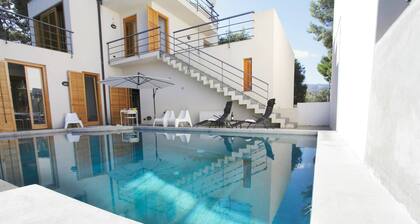 Villa With Pool Garden Near The Sea