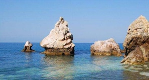 Tres grandes formaciones rocosas en aguas azul cristalino.