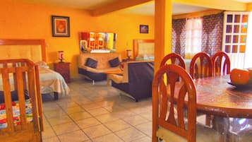 Appartement, 3 chambres, accessible aux personnes à mobilité réduite, fumeur | Bar lounge