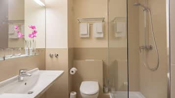 Room, 1 Bedroom, Balcony, City View | Bathroom | Free toiletries, towels