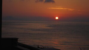 A sunset over a calm sea with a distant horizon. - Spacious Family Apartment With Sea View And Swimming Pool (Rethymno)