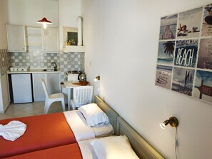 Studio, 1 Bedroom, Balcony | 1 bedroom, bed sheets - Renia Studios Standard Studio Overlooking the Swimming Pool (Malevizi)