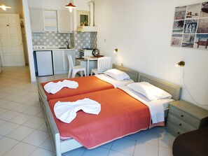 Studio, 1 Bedroom, Balcony | 1 bedroom, bed sheets - Renia Studios Standard Studio Overlooking the Swimming Pool (Malevizi)