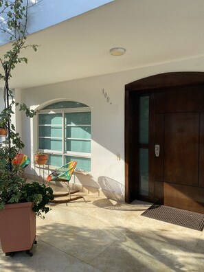 Loft, 1 chambre, accessible aux personnes Ă mobilitĂ© rĂ©duite, terrasse | Enceinte de lâhĂ©bergement