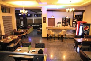 Room, 1 Bedroom, Accessible, Smoking | Dining