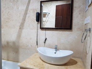Apartment, 2 Bedrooms, Accessible, Smoking | Bathroom