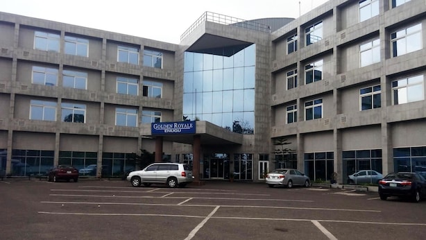 Ein mehrstöckiges Gebäude mit einem Schild, auf dem 'Golden Royale Enugu' steht.