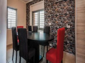 Room, 3 Bedrooms, Accessible, Smoking | Dining