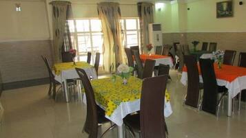 Huone, 1 makuuhuone, esteetön, tupakointi sallittu | Ruokailu