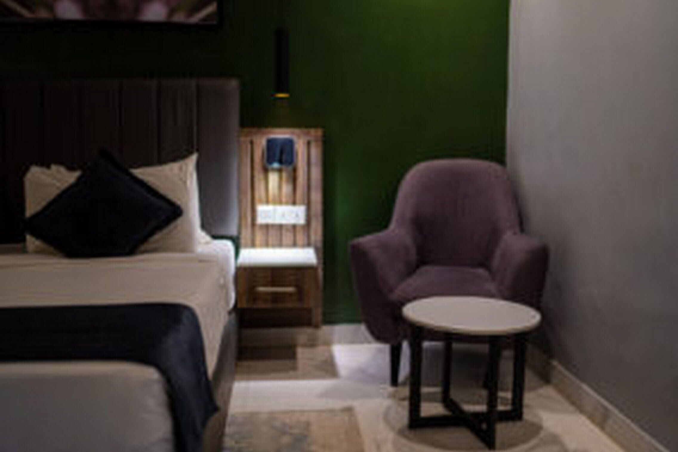 Room, 1 Bedroom, Accessible, Smoking | Living room