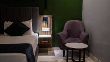 Room, 1 Bedroom, Accessible, Smoking | Living room