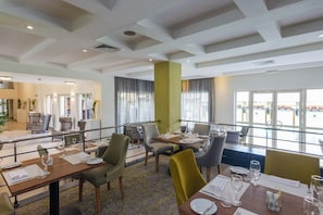 Room, 1 Bedroom, Accessible, Smoking | Dining