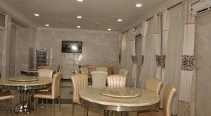 Room, 1 Bedroom, Accessible, Smoking | Dining