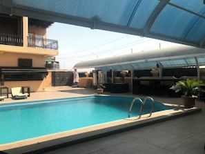 Quarto, 1 quarto, acessível, para fumantes | Piscina | Piscina interna, piscina externa