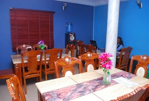 Room, 1 Bedroom, Accessible, Smoking | Dining room