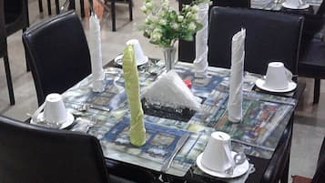 Room, 1 Bedroom, Accessible, Smoking | Dining