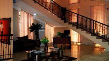 Room, 1 Bedroom, Accessible, Smoking | Living room | Books